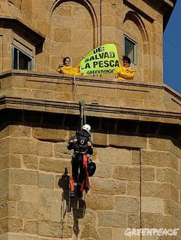 Activistas De Greenpeace Se Cuelgan De La Torre De Hércules