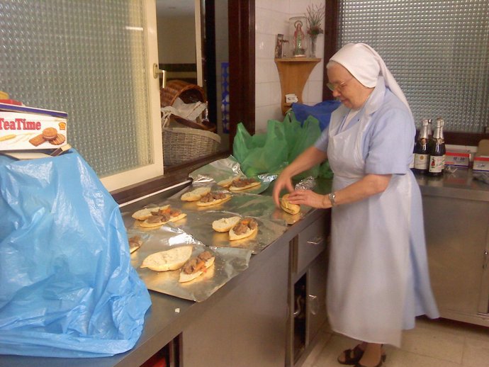 Las Hermanas De La Caridad Dan De Comer A Más De 100 Personas Diariamente