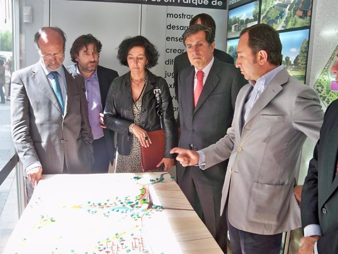 El Alcalde De Valladolid Y El Presidente De La Fundación Talleres Del Pinar, Ant