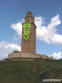 Greenpeace retira la pancarta que desplegaron en la Torre de Hércules para pedir a la UE la protección del océano