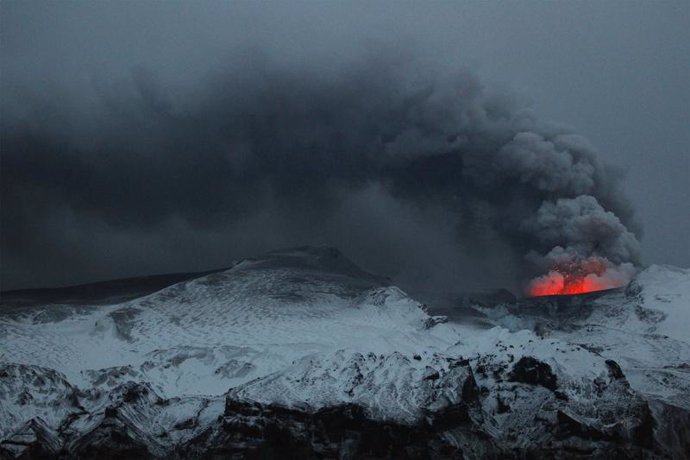 Cenizas Del Volcán De Islandia