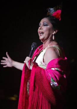 Isabel Pantoja Cantando En Un Concierto