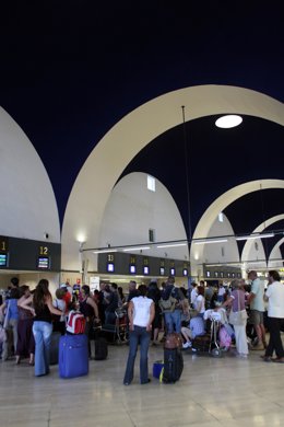 Viajeros En La Terminal De San Pablo