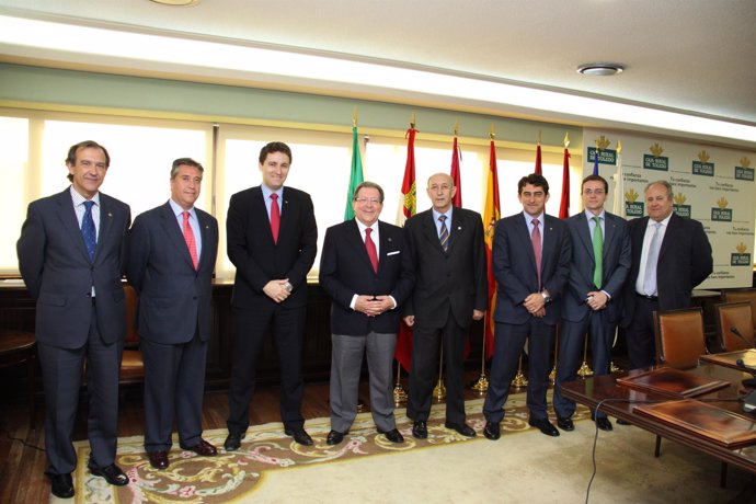 Foto De Familia Del Acuerdo Suscrito Entre Cofarta Y Caja Rural De Toledo