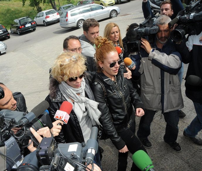 Bárbara Rey Y Su Hija Llegan Al Tanatorio De Angel Cristo