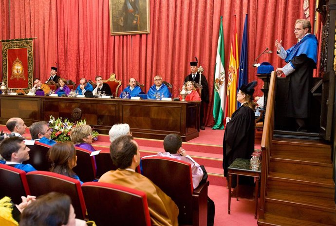 Peter Hänggi Durante El Discurso De Su Investidura Como Doctor Honoris Causa Por