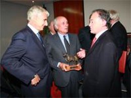 El Premiado Con El Trofeo