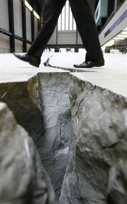 'Shibboleth' Obra De Doris Salcedo