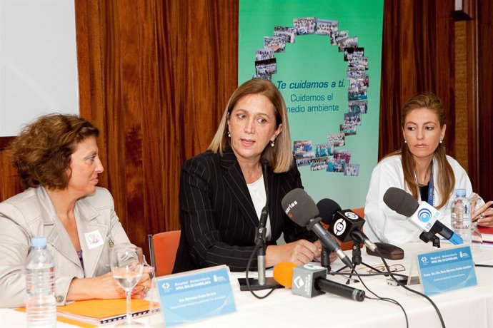 La Consejera De Sanidad (C) Recibió El Premio Del HUNSC