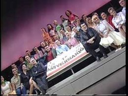 Reparto De Grease Celebrando Su Primer Aniversario
