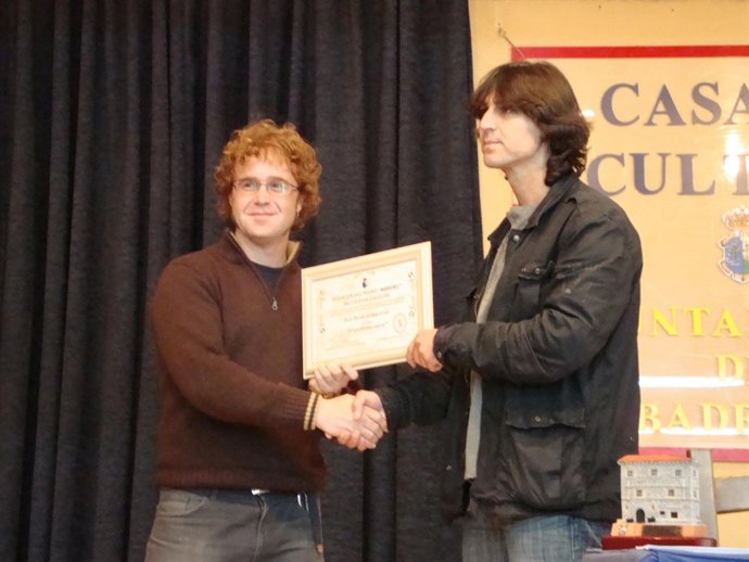 Artime (Izquierda), Recibe'l Diploma Del Conceyal De Cultura.