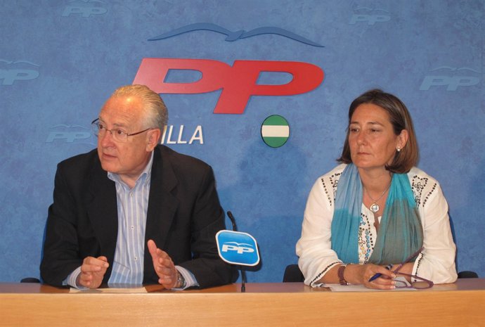 Raynaud Y Regina Serrano En Rueda De Prensa.