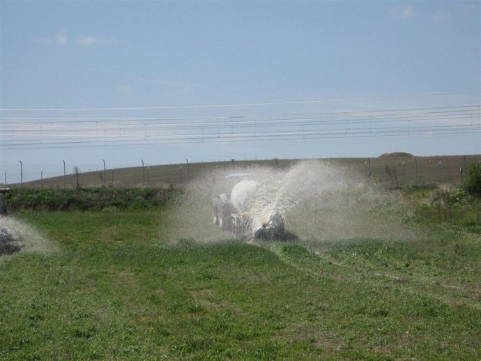 Tractores Derraman Leche En Un Terreno Agrícola En Segovia