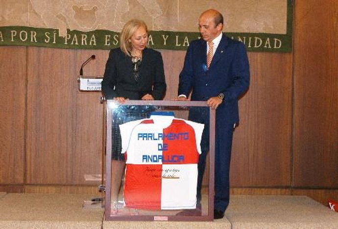 Coves Y Del Nido, Hoy En El Parlamento Con La Camiseta Del Sevilla F.C.