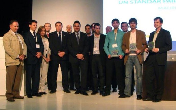 En La Imagen, Juan Antonio Nazabal (Tercero Por La Derecha) Con El Premio Recibi