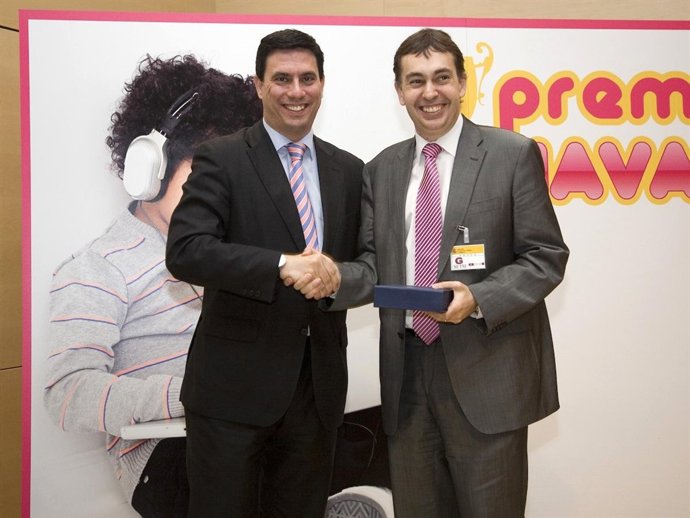 Alberto Pérez, A La Derecha.