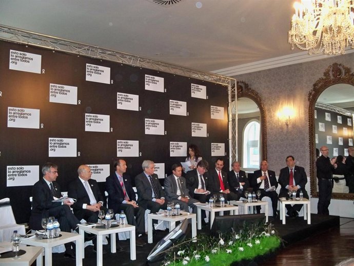 Representantes De Las Cmaáras, Durante La Presentación.