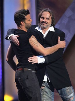 Ricky Martin Y Miguel Bosé, Abrazándose En El Escenario