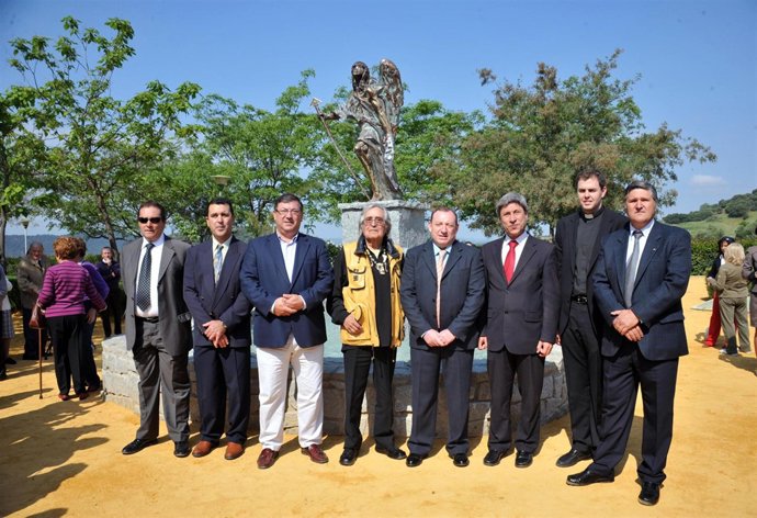 Autoridades Con La Escultura De San Rafael Al Fondo