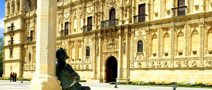 Fachada Del Hostal San Marcos De León