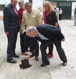 Los Miembros Del Grupo Popular Comprueban El Estado De Los Accesos Al Centro.