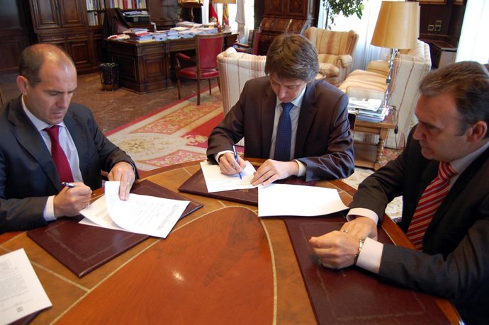 Carlos Martínez, Y El Director De Zona De Caja Duero En Soria, Ismael Ruiz Llore