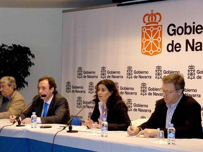 La Consejera De Asuntos Sociales (Centro) Y El Presidente De La FNMC, Jesús Marí