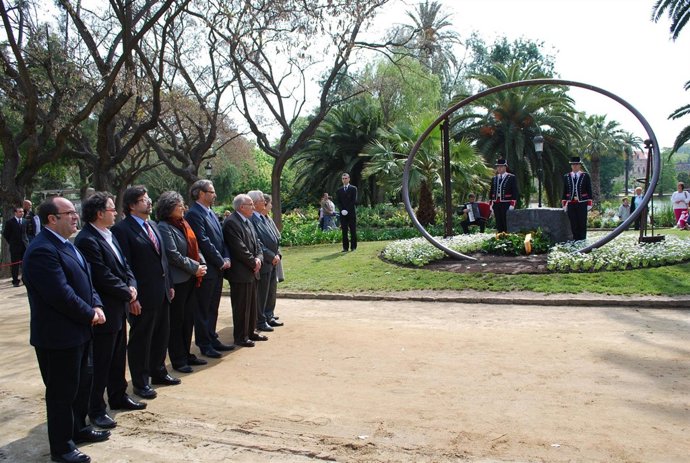 Un Momento De La Ofrenda Floral En El Parque De La Ciutadella