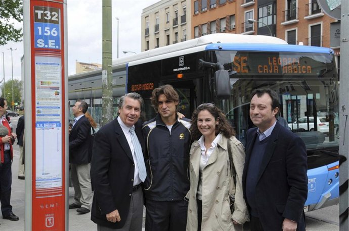 Un Autobús Hacia La Caja Mágica