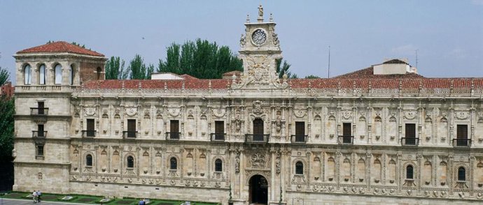 Fachada Del Hostal San Marcos De León