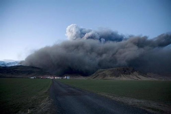 Nube Provocada Por El Volcán Islandés