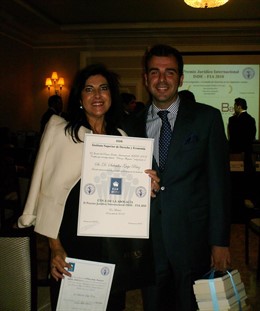 Salvador Guijo Con Su Galardón