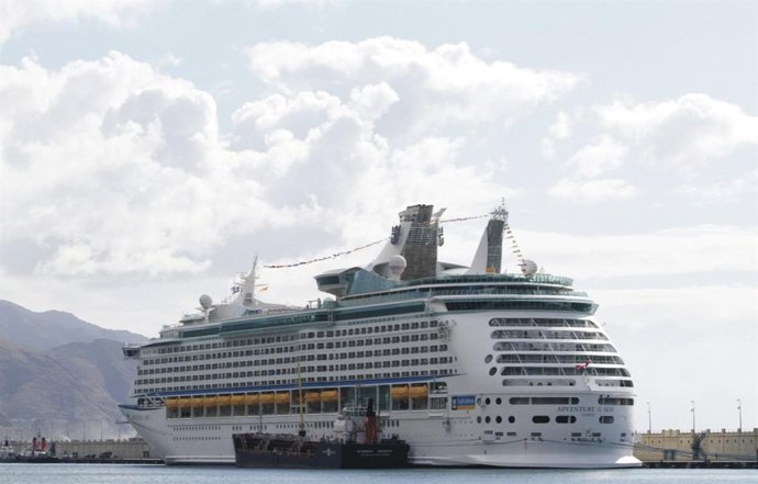 El Buque De Cruceros 'Adventure Of The Seas' Atracó Hoy En Tenerife