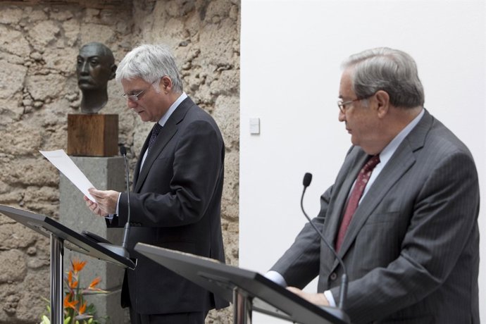 De Izquierda A Derecha, El Presidente Del Cabildo De Gran Canaria, José Miguel P