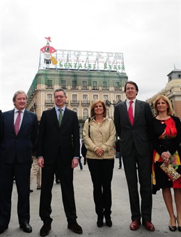 Gallardón Y El Presidente De Bodegas González Byass Frente Al Cartel De Tío Pepe