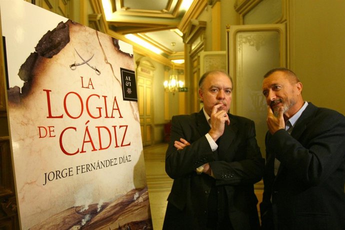 Pérez Reverte Presenta El Libro De Jorge Fernández La Logia De Cádiz