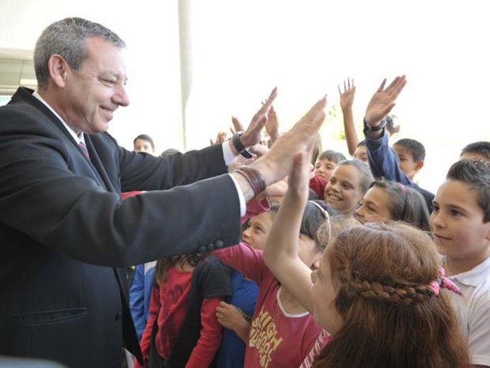 El Consejero De Educación, Durante La Visita A Un Colegio
