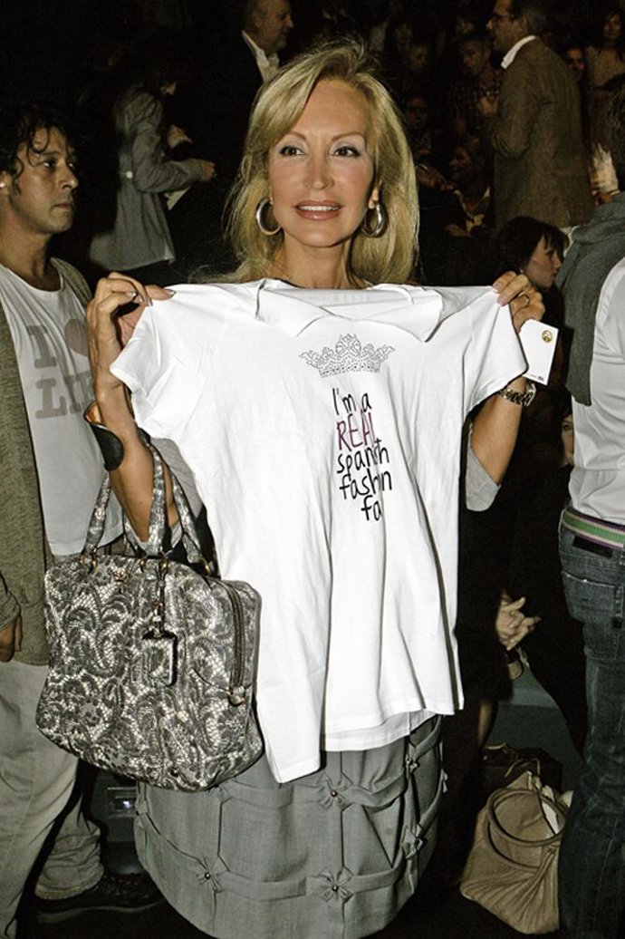 Carmen Lomana Con La Camiseta Solidaria