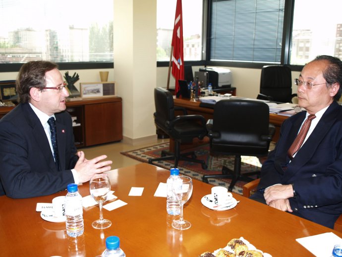 Rector UR Con Embajador Japón