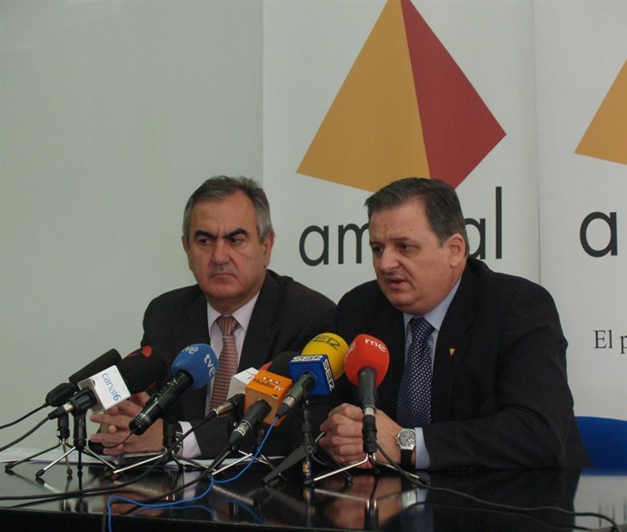 El Delegado Del Gobierno, Rafael González Tovar, Junto Al Presidente De Amusal, 