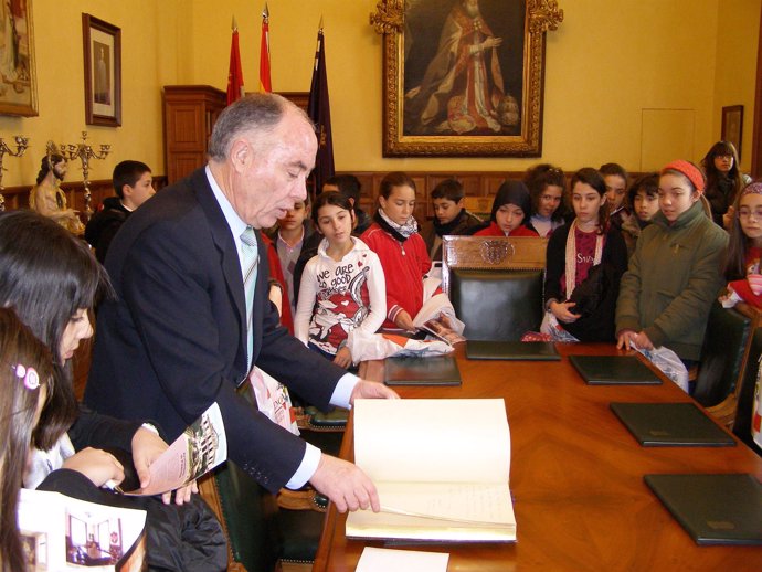 El Alcalde De Palencia Durante La Visita De Los Escolares