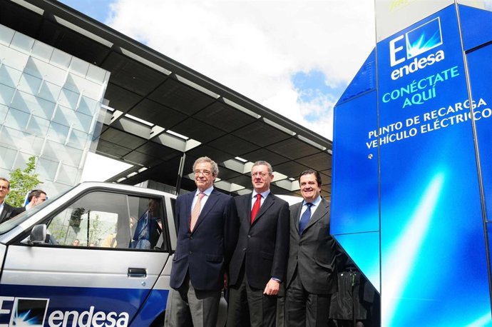 Presentación De La Cabina Que Recarga Coches Eléctricos