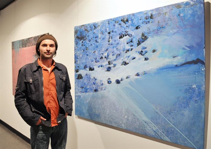 El Ganador Del 'Manolo Millares' Frente A Su Obra