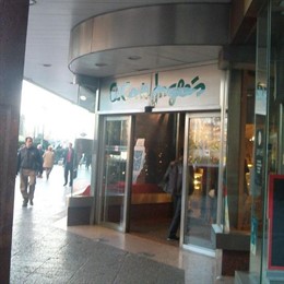 Entrada A Un Centro Comercial De El Corte Inglés