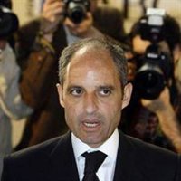 Camps llega a la sede del PPCV, acompañado por Barberá 