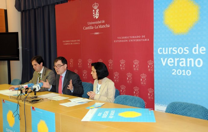 El Vicerrector Del Campus De Cuenca Durante La Presentación De Los Cursos