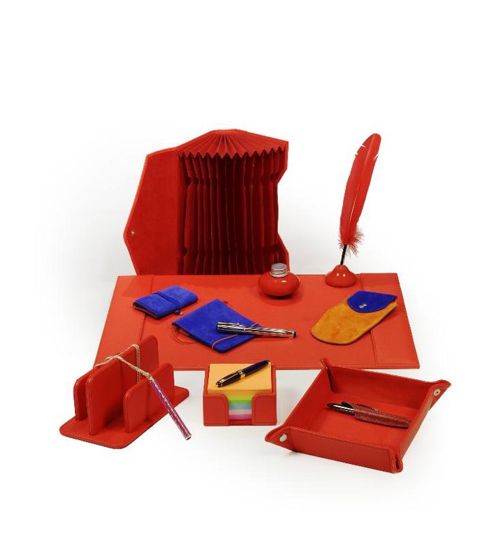 Conjunto de accesorios en tonos rojos.