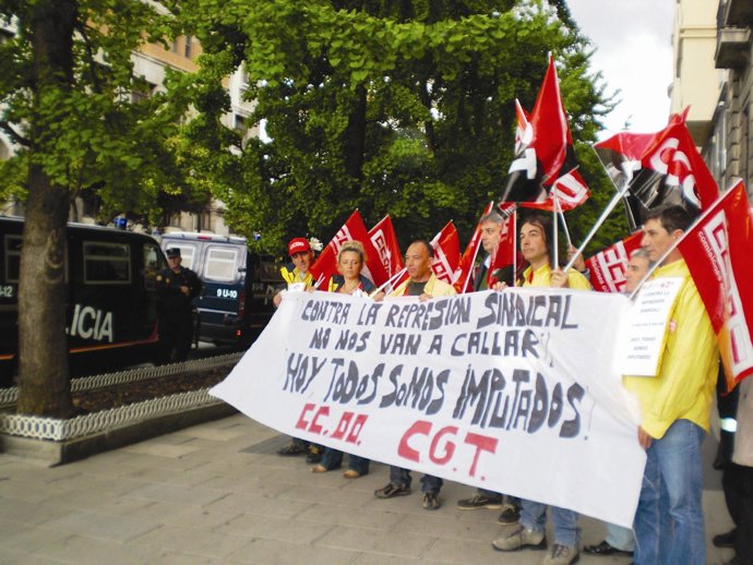 Delegados Sindicales Protestan Por Correos
