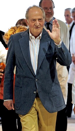 El Rey Don Juan Carlos A Su Salida Del Hospital Clínic De Barcelona