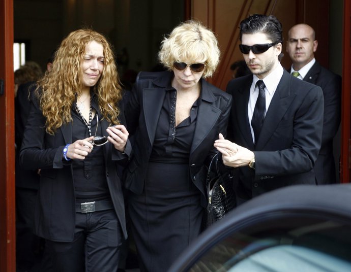 Sofía Cristo, Barbara Rey Y Ángel Cristo Jr. En El Entierro De Ángel Cristo